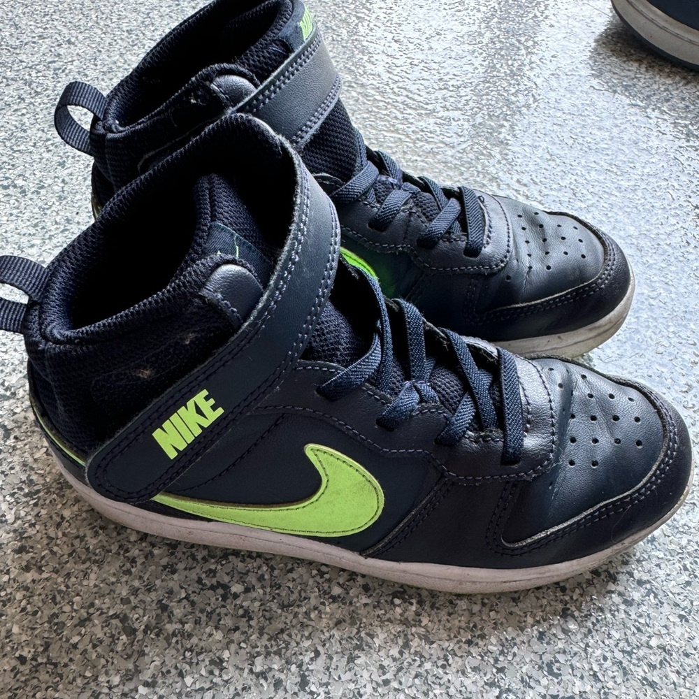 Nike Boys Court Borough Size 1
